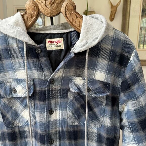 NWOT Wrangler Quilted Lined Hooded Plaid Flannel Button Up Shirt M - Picture 2 of 8